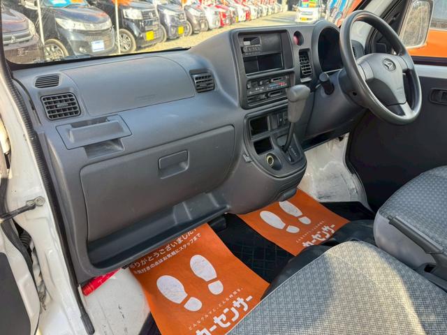ハイゼットカーゴ スペシャル　ハイルーフ　４人乗　純正ラジオ　集中ドアロック　両側スライドドア　ヘッドライトレベライザー　エアコン　パワステ　ダブルエアバッグ　フルフラットシート　ドアバイザー　レンタカーアップ車　取扱説明書（16枚目）