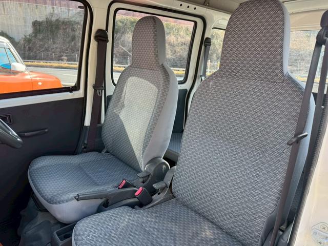 ハイゼットカーゴ スペシャル　ハイルーフ　４人乗　純正ラジオ　集中ドアロック　両側スライドドア　ヘッドライトレベライザー　エアコン　パワステ　ダブルエアバッグ　フルフラットシート　ドアバイザー　レンタカーアップ車　取扱説明書（19枚目）