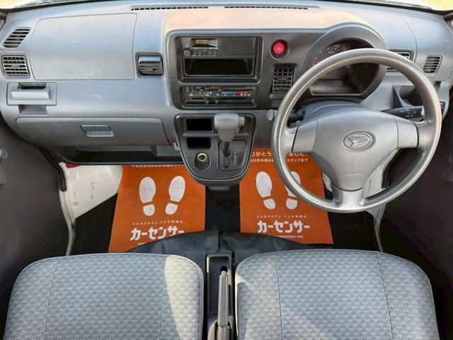 ハイゼットカーゴ スペシャル　ハイルーフ　４人乗　純正ラジオ　集中ドアロック　両側スライドドア　ヘッドライトレベライザー　エアコン　パワステ　ダブルエアバッグ　フルフラットシート　ドアバイザー　レンタカーアップ車　取扱説明書（23枚目）