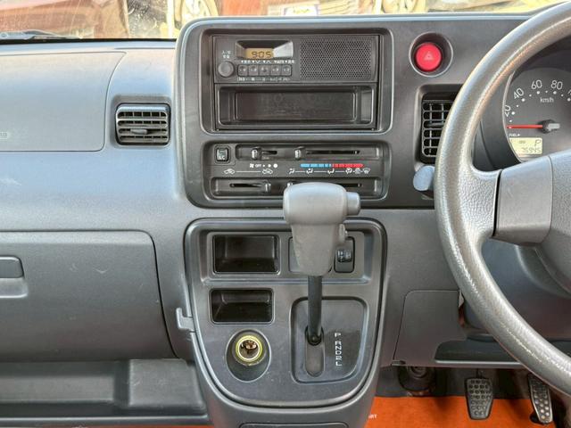ハイゼットカーゴ スペシャル　ハイルーフ　４人乗　純正ラジオ　集中ドアロック　両側スライドドア　ヘッドライトレベライザー　エアコン　パワステ　ダブルエアバッグ　フルフラットシート　ドアバイザー　レンタカーアップ車　取扱説明書（24枚目）