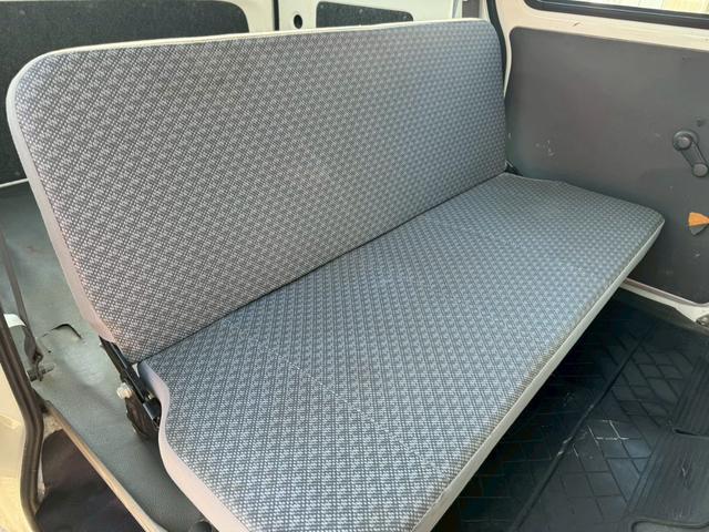 ハイゼットカーゴ スペシャル　ハイルーフ　４人乗　純正ラジオ　集中ドアロック　両側スライドドア　ヘッドライトレベライザー　エアコン　パワステ　ダブルエアバッグ　フルフラットシート　ドアバイザー　レンタカーアップ車　取扱説明書（29枚目）