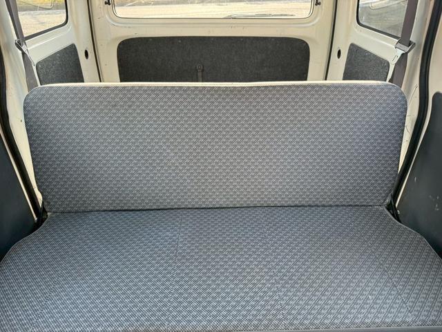 ハイゼットカーゴ スペシャル　ハイルーフ　４人乗　純正ラジオ　集中ドアロック　両側スライドドア　ヘッドライトレベライザー　エアコン　パワステ　ダブルエアバッグ　フルフラットシート　ドアバイザー　レンタカーアップ車　取扱説明書（30枚目）