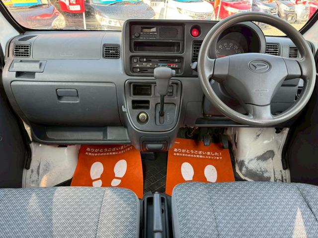 ハイゼットカーゴ スペシャル　ハイルーフ　４人乗　純正ラジオ　集中ドアロック　両側スライドドア　ヘッドライトレベライザー　エアコン　パワステ　ダブルエアバッグ　フルフラットシート　ドアバイザー　レンタカーアップ車　禁煙車　取説（3枚目）