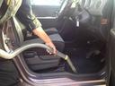 業務用の掃除機を用いて、細かいゴミも掃除しております。足元が汚れていると、車に乗る気も失せてしまいます!!弊社の在庫車を見てください。お気に入りのお車が見つかるはずです!(^^)!