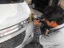 ヘッドライトのクスミも弊社スタッフの力で綺麗になりますよ!ヘッドライト専用のバフにてヘッドライトもピカピカに復活させます。これで夜間走行も安心ですし、見た目の印象が変わります!!