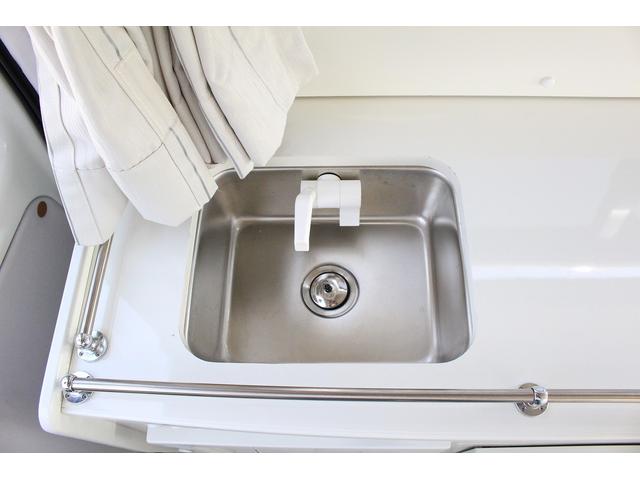 ハイエースバン ＲＶビックフット　スウィング４．７ｎ　２．８ＤＴ　４ＷＤ　キャンピングカー　シンク　冷蔵庫　ＦＦヒーター　電子レンジ　１５００Ｗインバーター　コロナ製冷風機　ツインサブバッテリー　走行充電　外部充電　マックスファン　床下収納　１オーナー車（6枚目）