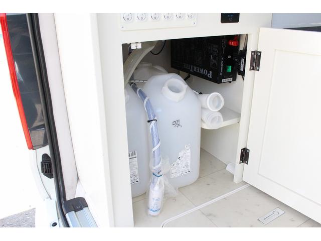 ハイエースバン ＲＶビックフット　スウィング４．７ｎ　２．８ＤＴ　４ＷＤ　キャンピングカー　シンク　冷蔵庫　ＦＦヒーター　電子レンジ　１５００Ｗインバーター　コロナ製冷風機　ツインサブバッテリー　走行充電　外部充電　マックスファン　床下収納　１オーナー車（50枚目）