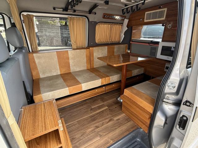 ライトエースバン ステージ２１　リゾートデュオ　ルクシオ　４ＷＤ　キャンピングカー　ＦＦヒーター　１５００Ｗインバーター　ツインサブバッテリー　走行充電　外部充電　シンク　ポータブル冷蔵庫　フリップダウンモニター　電子レンジ　フレキシブルソーラーパネル　ナビ（2枚目）