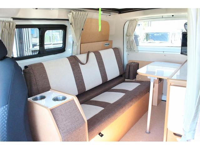 ＮＶ２００バネットバン キャンピングカー広島　ポップコンｅＥ　ポップアップルーフ　ＦＦヒーター　冷蔵庫　シンク　カセットコンロ　架装部ＴＶ　サブバッテリー　走行充電器　外部充電器　３５０Ｗインバーター　地デジチューナー　ナビ　バックカメラ　ＥＴＣ　１オーナー車（4枚目）