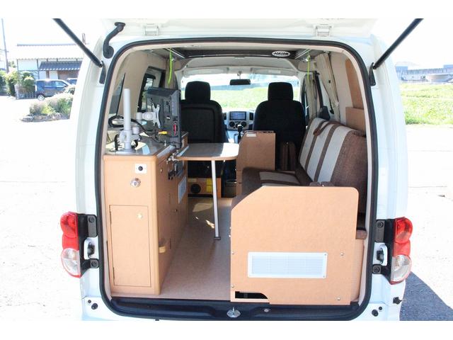 ＮＶ２００バネットバン キャンピングカー広島　ポップコンｅＥ　ポップアップルーフ　ＦＦヒーター　冷蔵庫　シンク　カセットコンロ　架装部ＴＶ　サブバッテリー　走行充電器　外部充電器　３５０Ｗインバーター　地デジチューナー　ナビ　バックカメラ　ＥＴＣ　１オーナー車（5枚目）