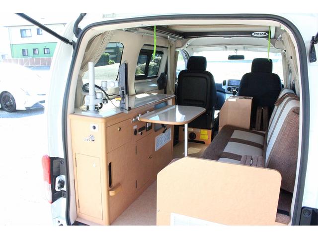 ＮＶ２００バネットバン キャンピングカー広島　ポップコンｅＥ　ポップアップルーフ　ＦＦヒーター　冷蔵庫　シンク　カセットコンロ　架装部ＴＶ　サブバッテリー　走行充電器　外部充電器　３５０Ｗインバーター　地デジチューナー　ナビ　バックカメラ　ＥＴＣ　１オーナー車（6枚目）