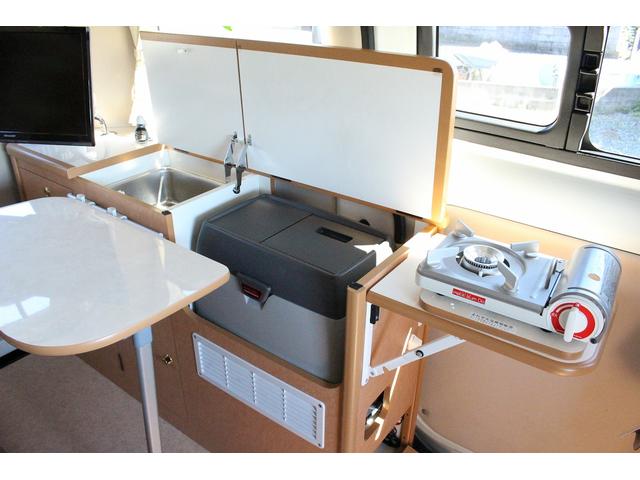 ＮＶ２００バネットバン キャンピングカー広島　ポップコンｅＥ　ポップアップルーフ　ＦＦヒーター　冷蔵庫　シンク　カセットコンロ　架装部ＴＶ　サブバッテリー　走行充電器　外部充電器　３５０Ｗインバーター　地デジチューナー　ナビ　バックカメラ　ＥＴＣ　１オーナー車（9枚目）