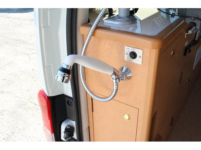 ＮＶ２００バネットバン キャンピングカー広島　ポップコンｅＥ　ポップアップルーフ　ＦＦヒーター　冷蔵庫　シンク　カセットコンロ　架装部ＴＶ　サブバッテリー　走行充電器　外部充電器　３５０Ｗインバーター　地デジチューナー　ナビ　バックカメラ　ＥＴＣ　１オーナー車（10枚目）