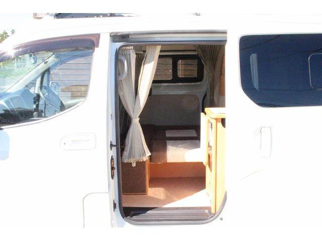 ＮＶ２００バネットバン キャンピングカー広島　ポップコンｅＥ　ポップアップルーフ　ＦＦヒーター　冷蔵庫　シンク　カセットコンロ　架装部ＴＶ　サブバッテリー　走行充電器　外部充電器　３５０Ｗインバーター　地デジチューナー　ナビ　バックカメラ　ＥＴＣ　１オーナー車（52枚目）