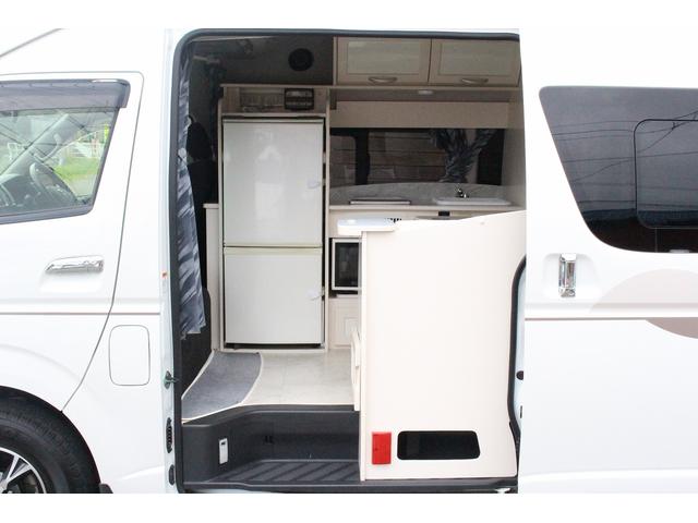 ハイエースバン ＲＶビックフット　リトルノオクタービアＭ　ＦＦヒーター　１５００Ｗインバーター　冷蔵庫　ソーラーパネル（２枚）　シンク　ＩＨコンロ　レンジ　ツインサブＢＴ　走行充電　外部充電　マックスファン　フリップダウンモニター　リアスピーカー　１オーナー（2枚目）