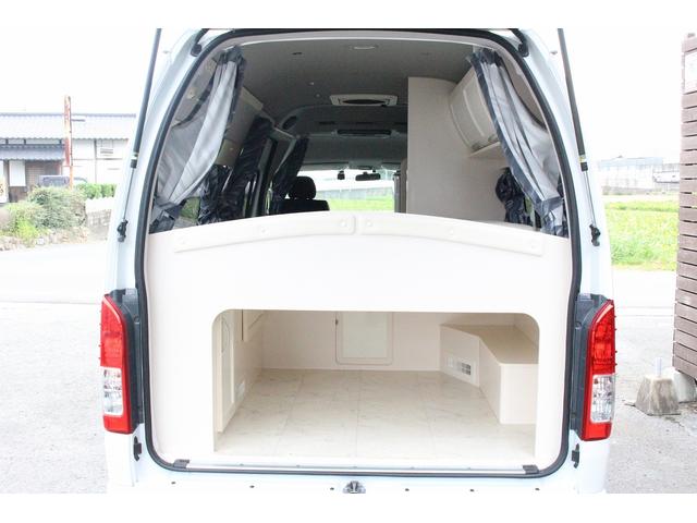 ハイエースバン ＲＶビックフット　リトルノオクタービアＭ　ＦＦヒーター　１５００Ｗインバーター　冷蔵庫　ソーラーパネル（２枚）　シンク　ＩＨコンロ　レンジ　ツインサブＢＴ　走行充電　外部充電　マックスファン　フリップダウンモニター　リアスピーカー　１オーナー（6枚目）