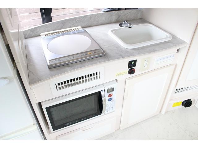 ハイエースバン ＲＶビックフット　リトルノオクタービアＭ　ＦＦヒーター　１５００Ｗインバーター　冷蔵庫　ソーラーパネル（２枚）　シンク　ＩＨコンロ　レンジ　ツインサブＢＴ　走行充電　外部充電　マックスファン　フリップダウンモニター　リアスピーカー　１オーナー（7枚目）