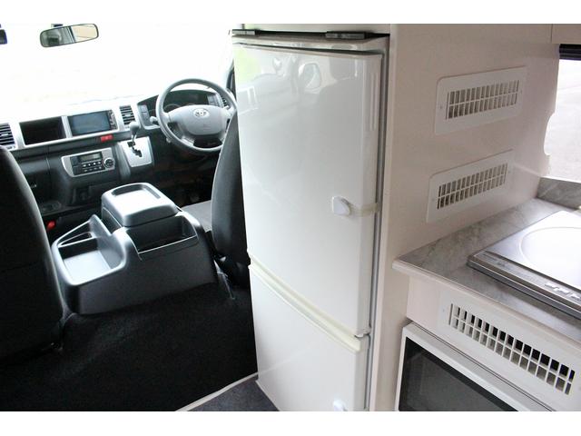 ハイエースバン ＲＶビックフット　リトルノオクタービアＭ　ＦＦヒーター　１５００Ｗインバーター　冷蔵庫　ソーラーパネル（２枚）　シンク　ＩＨコンロ　レンジ　ツインサブＢＴ　走行充電　外部充電　マックスファン　フリップダウンモニター　リアスピーカー　１オーナー（8枚目）