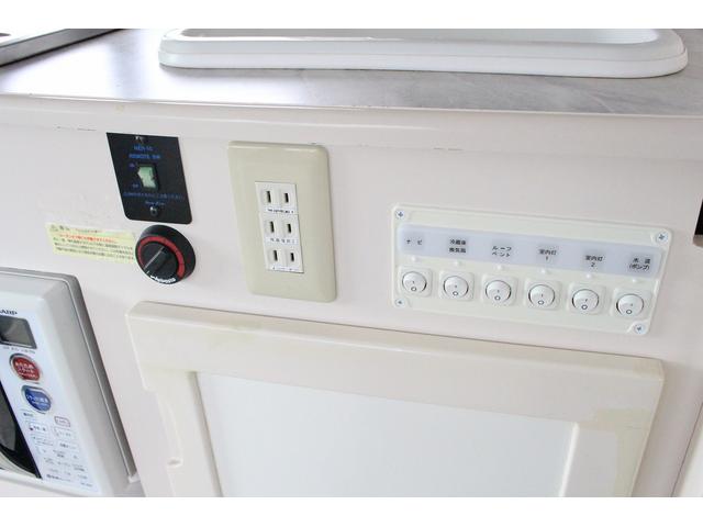 ハイエースバン ＲＶビックフット　リトルノオクタービアＭ　ＦＦヒーター　１５００Ｗインバーター　冷蔵庫　ソーラーパネル（２枚）　シンク　ＩＨコンロ　レンジ　ツインサブＢＴ　走行充電　外部充電　マックスファン　フリップダウンモニター　リアスピーカー　１オーナー（9枚目）