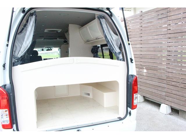 ハイエースバン ＲＶビックフット　リトルノオクタービアＭ　ＦＦヒーター　１５００Ｗインバーター　冷蔵庫　ソーラーパネル（２枚）　シンク　ＩＨコンロ　レンジ　ツインサブＢＴ　走行充電　外部充電　マックスファン　フリップダウンモニター　リアスピーカー　１オーナー（45枚目）