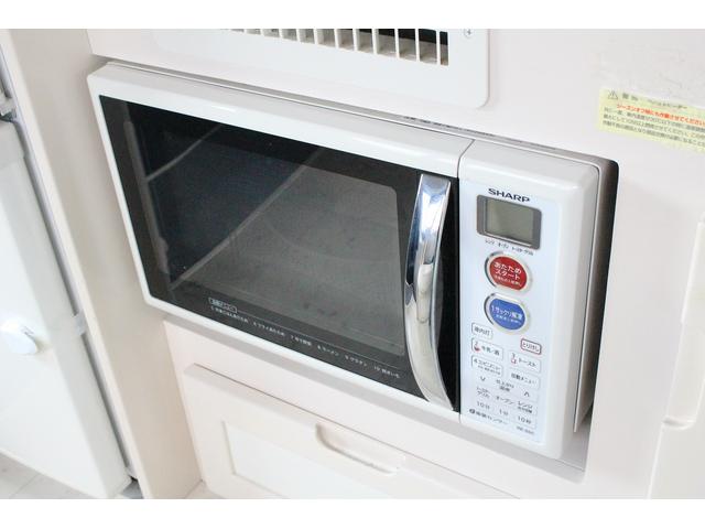 ハイエースバン ＲＶビックフット　リトルノオクタービアＭ　ＦＦヒーター　１５００Ｗインバーター　冷蔵庫　ソーラーパネル（２枚）　シンク　ＩＨコンロ　レンジ　ツインサブＢＴ　走行充電　外部充電　マックスファン　フリップダウンモニター　リアスピーカー　１オーナー（54枚目）