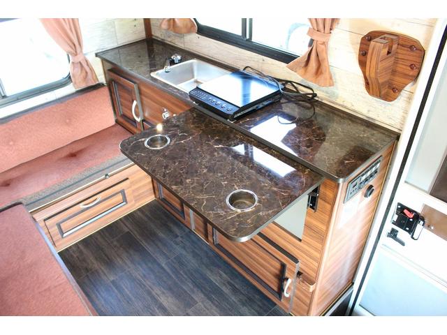 ピクシストラック ミスティック　レジストロ　ＳＡＩＩＩｔ　ＦＦヒーター　サブバッテリー　ルーフベント　走行充電　外部充電　シンク　ＩＨクッキングヒーター　給排水１９Ｌポリタンク　ナビ　バックカメラ　ＥＴＣ　スタビライザー　８ナンバー普通車登録（8枚目）