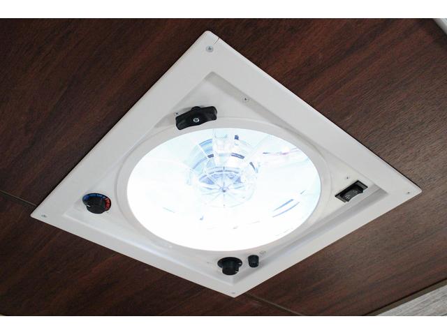 ピクシストラック ミスティック　レジストロ　ＳＡＩＩＩｔ　ＦＦヒーター　サブバッテリー　ルーフベント　走行充電　外部充電　シンク　ＩＨクッキングヒーター　給排水１９Ｌポリタンク　ナビ　バックカメラ　ＥＴＣ　スタビライザー　８ナンバー普通車登録（11枚目）