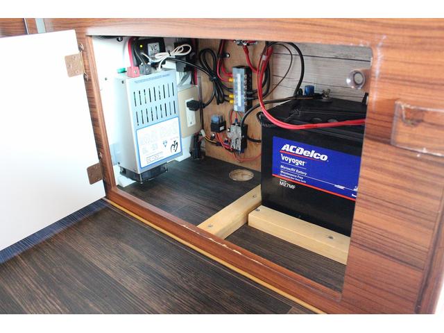 ピクシストラック ミスティック　レジストロ　ＳＡＩＩＩｔ　ＦＦヒーター　サブバッテリー　ルーフベント　走行充電　外部充電　シンク　ＩＨクッキングヒーター　給排水１９Ｌポリタンク　ナビ　バックカメラ　ＥＴＣ　スタビライザー　８ナンバー普通車登録（12枚目）