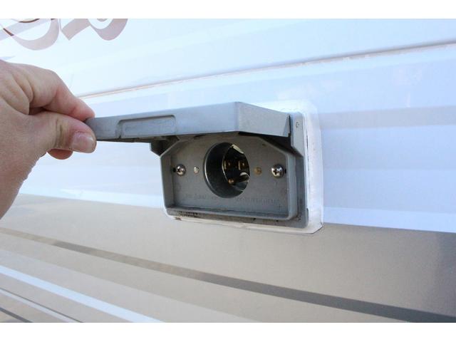 ピクシストラック ミスティック　レジストロ　ＳＡＩＩＩｔ　ＦＦヒーター　サブバッテリー　ルーフベント　走行充電　外部充電　シンク　ＩＨクッキングヒーター　給排水１９Ｌポリタンク　ナビ　バックカメラ　ＥＴＣ　スタビライザー　８ナンバー普通車登録（28枚目）