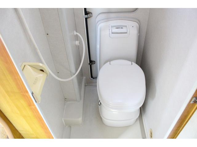 カムロード バンテック　ジル５２０　４ＷＤ　ウィンドウエアコン　ＦＦヒーター　トイレ　シャワー　温水ボイラー　３ＷＡＹ冷蔵庫　サブバッテリー　走行充電　外部充電　架装部ＴＶ　ルーフベント　オーニング　サイクルキャリア　走行用リアクーラー（11枚目）