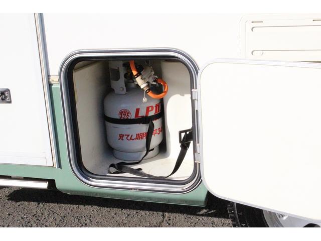 カムロード バンテック　ジル５２０　４ＷＤ　ウィンドウエアコン　ＦＦヒーター　トイレ　シャワー　温水ボイラー　３ＷＡＹ冷蔵庫　サブバッテリー　走行充電　外部充電　架装部ＴＶ　ルーフベント　オーニング　サイクルキャリア　走行用リアクーラー（37枚目）