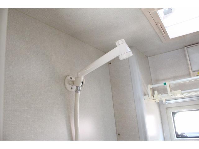 カムロード バンテック　ジル５２０　４ＷＤ　ウィンドウエアコン　ＦＦヒーター　トイレ　シャワー　温水ボイラー　３ＷＡＹ冷蔵庫　サブバッテリー　走行充電　外部充電　架装部ＴＶ　ルーフベント　オーニング　サイクルキャリア　走行用リアクーラー（59枚目）