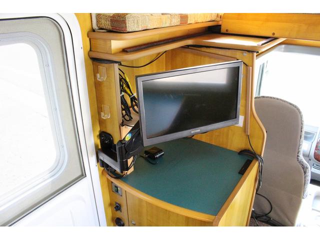 カムロード バンテック　ジル５２０　４ＷＤ　ウィンドウエアコン　ＦＦヒーター　トイレ　シャワー　温水ボイラー　３ＷＡＹ冷蔵庫　サブバッテリー　走行充電　外部充電　架装部ＴＶ　ルーフベント　オーニング　サイクルキャリア　走行用リアクーラー（60枚目）