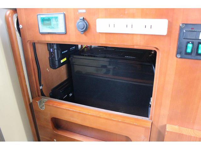 ＮＴ１００クリッパートラック スリーセブン　インディ７２７　１２Ｖクーラー　新品２００Ａｈリチウムバッテリー　ＦＦヒーター　新品走行充電器　新品外部充電器　新品フレキシブルソーラーパネル　シンク　リアスピーカー　前後ドライブレコーダー　ポップアップルーフ車（9枚目）