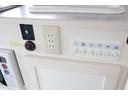 ＲＶビックフット　リトルノオクタービアＭ　ＦＦヒーター　１５００Ｗインバーター　冷蔵庫　ソーラーパネル（２枚）　シンク　ＩＨコンロ　レンジ　ツインサブＢＴ　走行充電　外部充電　マックスファン　フリップダウンモニター　リアスピーカー　１オーナー（9枚目）