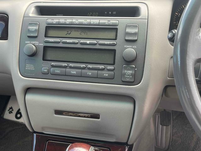 クラウン ロイヤルエクストラリミテッド　ＥＴＣ　アルミホイール　ＡＴ　キーレスエントリー　電動格納ミラー　パワーシート　ＣＤ　カセット　衝突安全ボディ　ＡＢＳ　エアコン　パワーステアリング　パワーウィンドウ　運転席エアバッグ（4枚目）