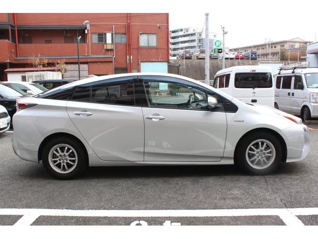 プリウス Ａプレミアム　スマートキー　フルセグナビ　Ｂｌｕｅｔｏｏｔｈ　オートヘッドライト　レーンキープアシスト　ＢＳＭ　オートクルーズ　ステリモ　コーナーセンサー　Ｂカメラ　ＥＴＣ　ドラレコ　記録簿　禁煙（7枚目）