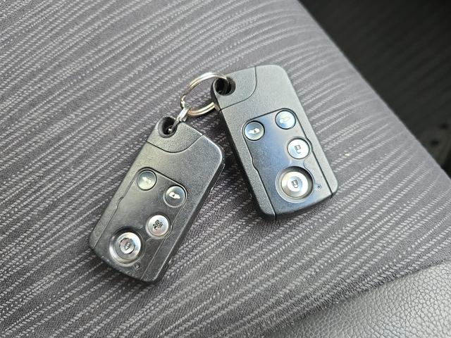 フリードハイブリッド ジャストセレクション　ドライブレコーダー　ＥＴＣ　バックカメラ　ナビ　ＴＶ　オートクルーズコントロール　両側電動スライドドア　オートライト　ＨＩＤ　スマートキー　電動格納ミラー　３列シート　ウォークスルー　ＣＶＴ（53枚目）