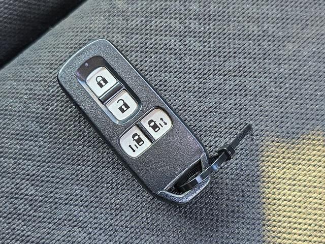 Ｎ－ＢＯＸカスタム Ｇ　ＳＳパッケージ　ＥＴＣ　バックカメラ　両側電動スライドドア　ナビ　オートライト　ＨＩＤ　スマートキー　アイドリングストップ　電動格納ミラー　ベンチシート　ＣＶＴ　盗難防止システム　ＡＢＳ　ＥＳＣ　ＣＤ　ＵＳＢ（50枚目）