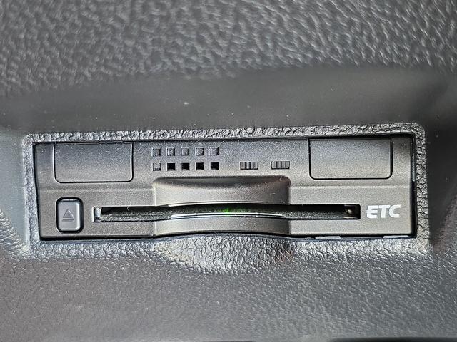 プリウス Ｓ　ＥＴＣ　バックカメラ　ナビ　ＴＶ　アルミホイール　オートライト　ＬＥＤヘッドランプ　ＣＶＴ　スマートキー　アイドリングストップ　電動格納ミラー　盗難防止システム　ＣＤ　Ｂｌｕｅｔｏｏｔｈ（8枚目）