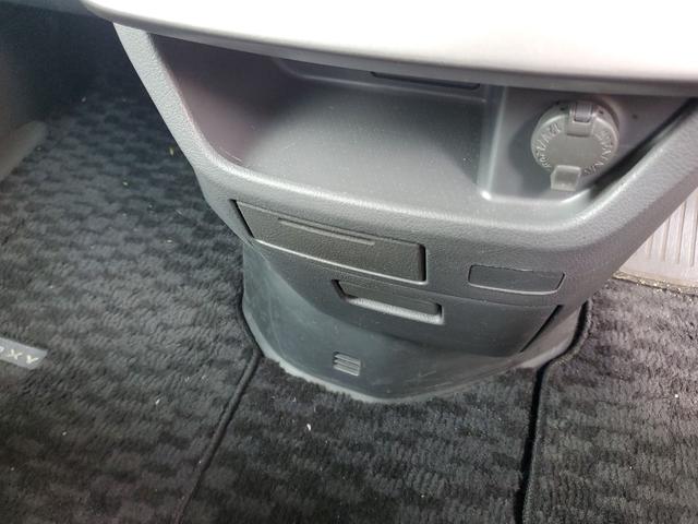 ヴォクシー ＺＳ　煌ＩＩ　ＥＴＣ　バックカメラ　両側電動スライドドア　オートライト　ＨＩＤ　スマートキー　電動格納ミラー　３列シート　ウォークスルー　ＣＶＴ　アルミホイール　ミュージックプレイヤー接続可　盗難防止システム（6枚目）