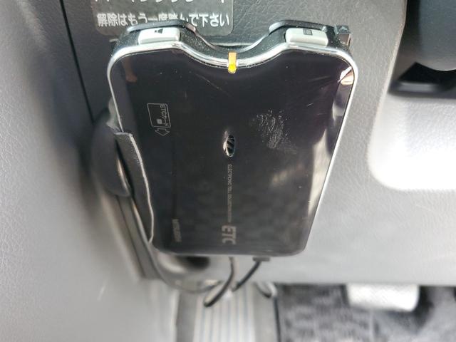 ヴォクシー ＺＳ　煌ＩＩ　ＥＴＣ　バックカメラ　両側電動スライドドア　オートライト　ＨＩＤ　スマートキー　電動格納ミラー　３列シート　ウォークスルー　ＣＶＴ　アルミホイール　ミュージックプレイヤー接続可　盗難防止システム（8枚目）