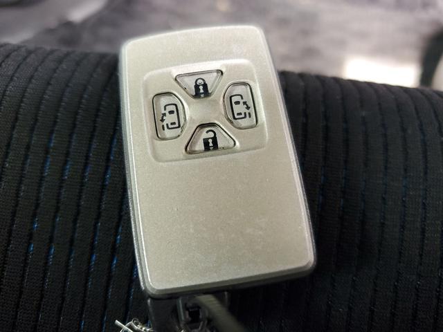 ヴォクシー ＺＳ　煌ＩＩ　ＥＴＣ　バックカメラ　両側電動スライドドア　オートライト　ＨＩＤ　スマートキー　電動格納ミラー　３列シート　ウォークスルー　ＣＶＴ　アルミホイール　ミュージックプレイヤー接続可　盗難防止システム（46枚目）