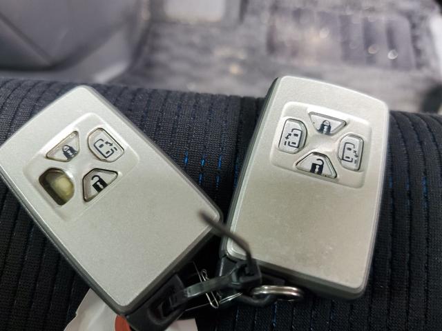 ヴォクシー ＺＳ　煌ＩＩ　ＥＴＣ　バックカメラ　両側電動スライドドア　オートライト　ＨＩＤ　スマートキー　電動格納ミラー　３列シート　ウォークスルー　ＣＶＴ　アルミホイール　ミュージックプレイヤー接続可　盗難防止システム（47枚目）
