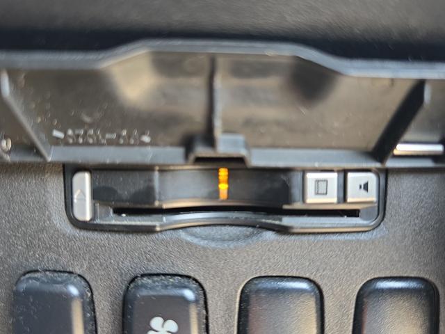 デリカＤ：５ シャモニー　４ＷＤ　ＥＴＣ　バックカメラ　サイドカメラ　ナビ　ＴＶ　オートクルーズコントロール　両側電動スライドドア　オートライト　ＨＩＤ　スマートキー　電動格納ミラー　シートヒーター　後席モニター　３列シート（7枚目）