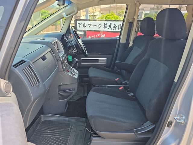 デリカＤ：５ シャモニー　４ＷＤ　ＥＴＣ　バックカメラ　サイドカメラ　ナビ　ＴＶ　オートクルーズコントロール　両側電動スライドドア　オートライト　ＨＩＤ　スマートキー　電動格納ミラー　シートヒーター　後席モニター　３列シート（30枚目）