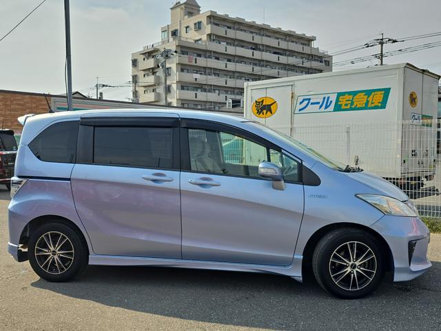フリードハイブリッド ハイブリッド　ドライブレコーダー　ＥＴＣ　バックカメラ　ナビ　ＴＶ　両側スライド・片側電動　キーレスエントリー　アイドリングストップ　電動格納ミラー　３列シート　ウォークスルー　ＣＶＴ　アルミホイール　ＣＤ　ＵＳＢ（14枚目）