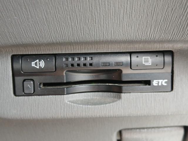 プリウス Ｓ　ＥＴＣ　バックカメラ　ナビ　ＴＶ　アルミホイール　ＨＩＤ　ＣＶＴ　スマートキー　電動格納ミラー　盗難防止システム　ＵＳＢ　ミュージックプレイヤー接続可　Ｂｌｕｅｔｏｏｔｈ　衝突安全ボディ　ＡＢＳ（4枚目）