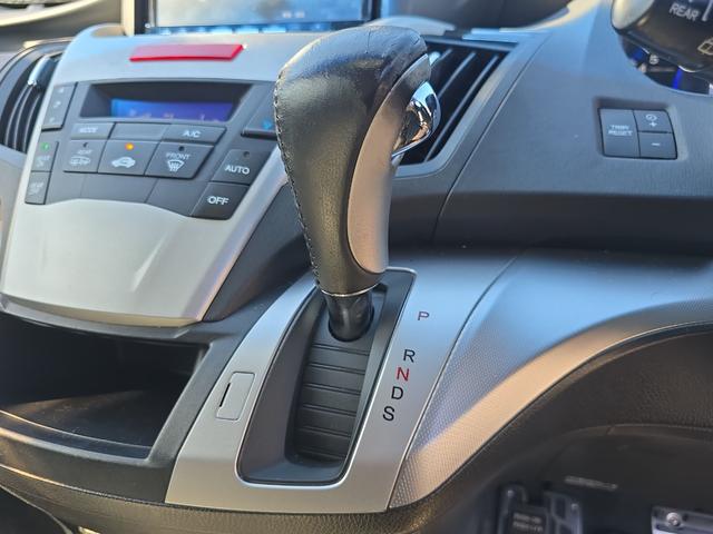 オデッセイ アブソルート　ＥＴＣ　バックカメラ　ナビ　ＴＶ　オートクルーズコントロール　アルミホイール　ＨＩＤ　キーレスエントリー　電動格納ミラー　３列シート　ＡＴ　盗難防止システム　衝突安全ボディ　ＡＢＳ　ＥＳＣ　ＣＤ（8枚目）