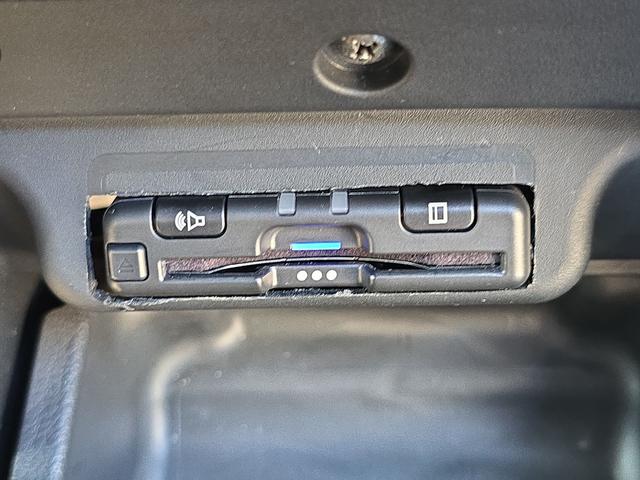 オデッセイ アブソルート　ＥＴＣ　バックカメラ　ナビ　ＴＶ　オートクルーズコントロール　アルミホイール　ＨＩＤ　キーレスエントリー　電動格納ミラー　３列シート　ＡＴ　盗難防止システム　衝突安全ボディ　ＡＢＳ　ＥＳＣ　ＣＤ（10枚目）